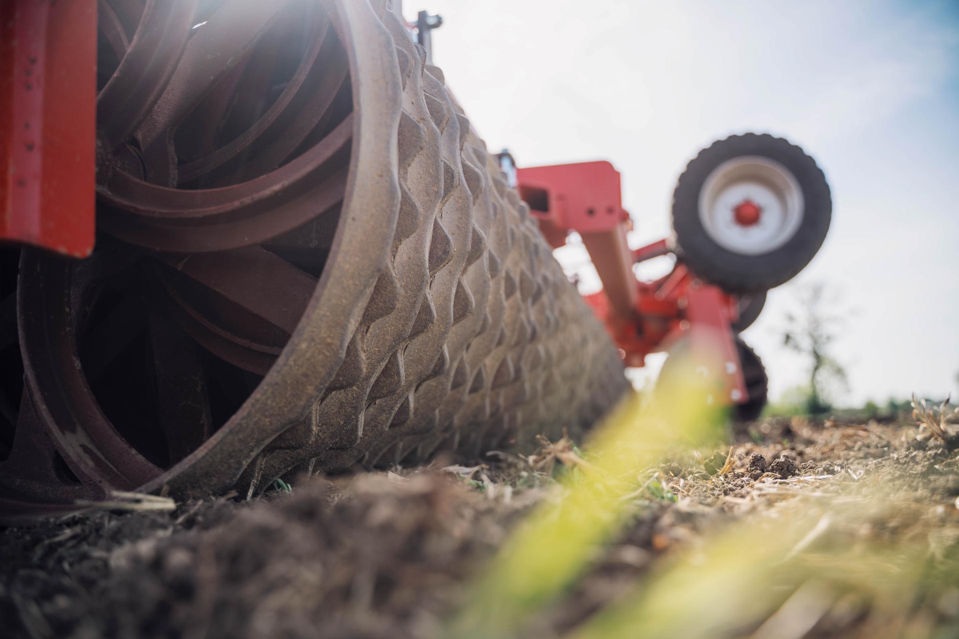D&eacute;tail des roues fontes d'un rouleau agricole Quivogne