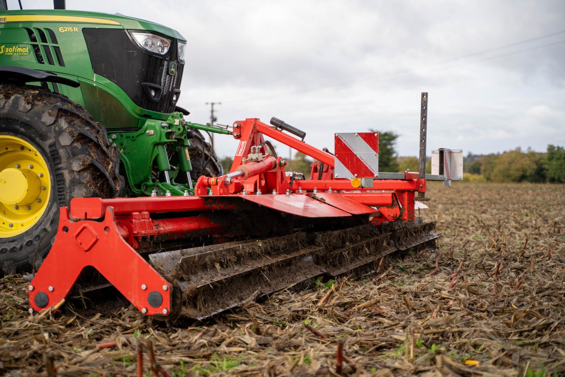 ROLLCUT Quivogne - double rouleau destructeur en action sur couverts