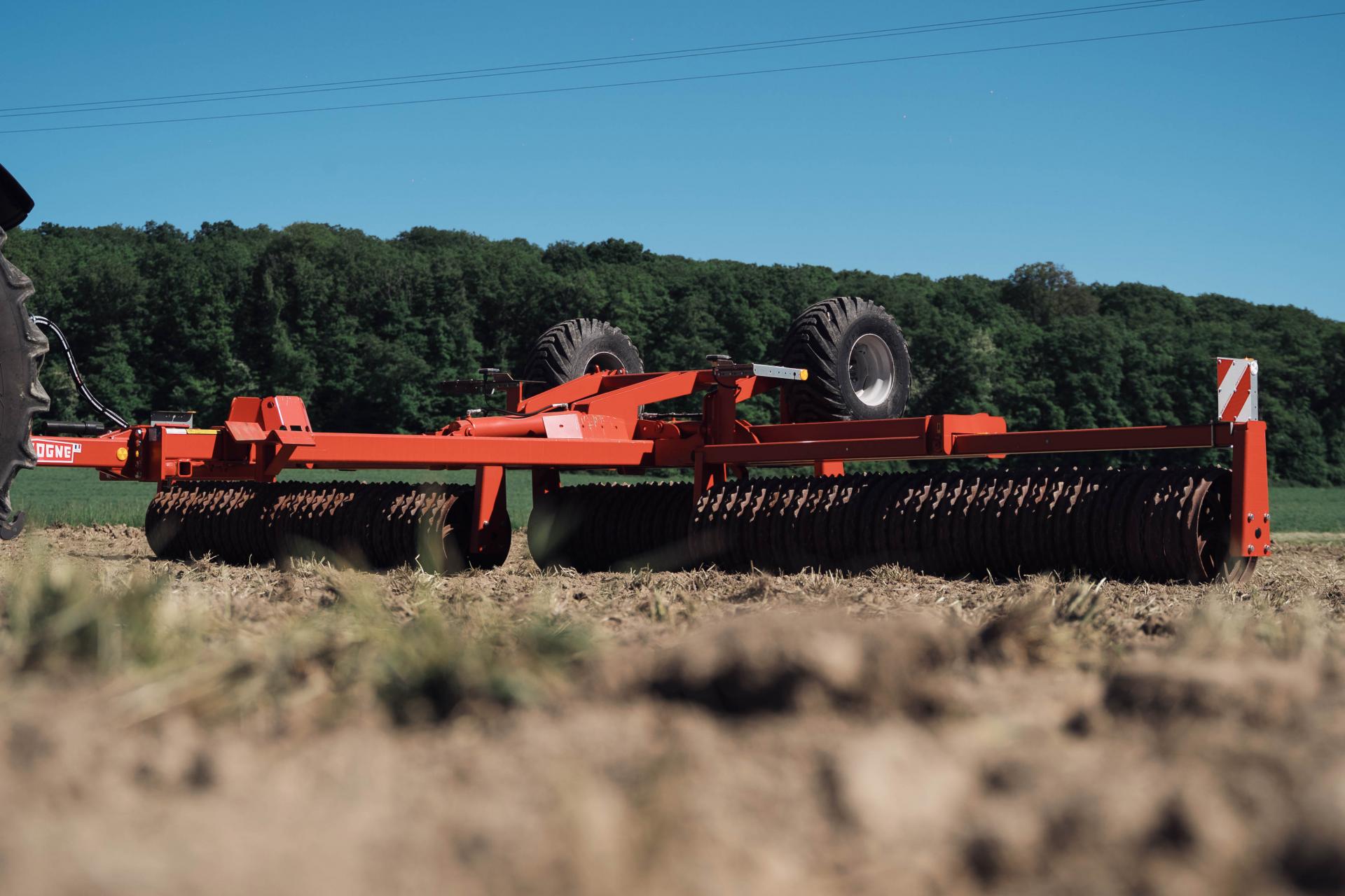 Rouleau agricole Quivogne en action dans un champ