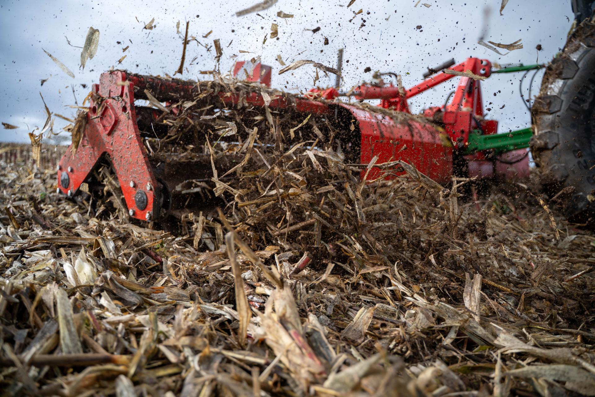 Double rouleau destructeur Quivogne en action sur couverts v&eacute;g&eacute;taux