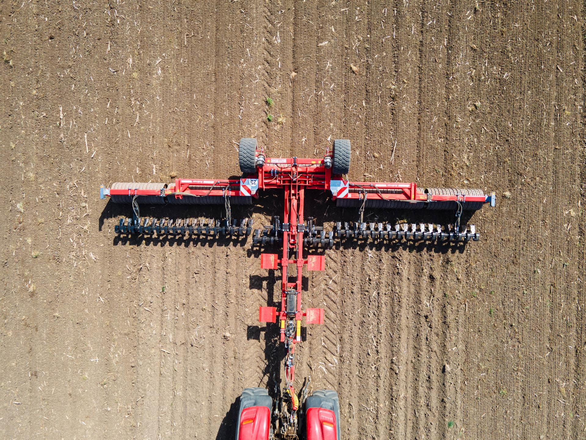 Vue aérienne d'un rouleau agricole Quivogne au travail