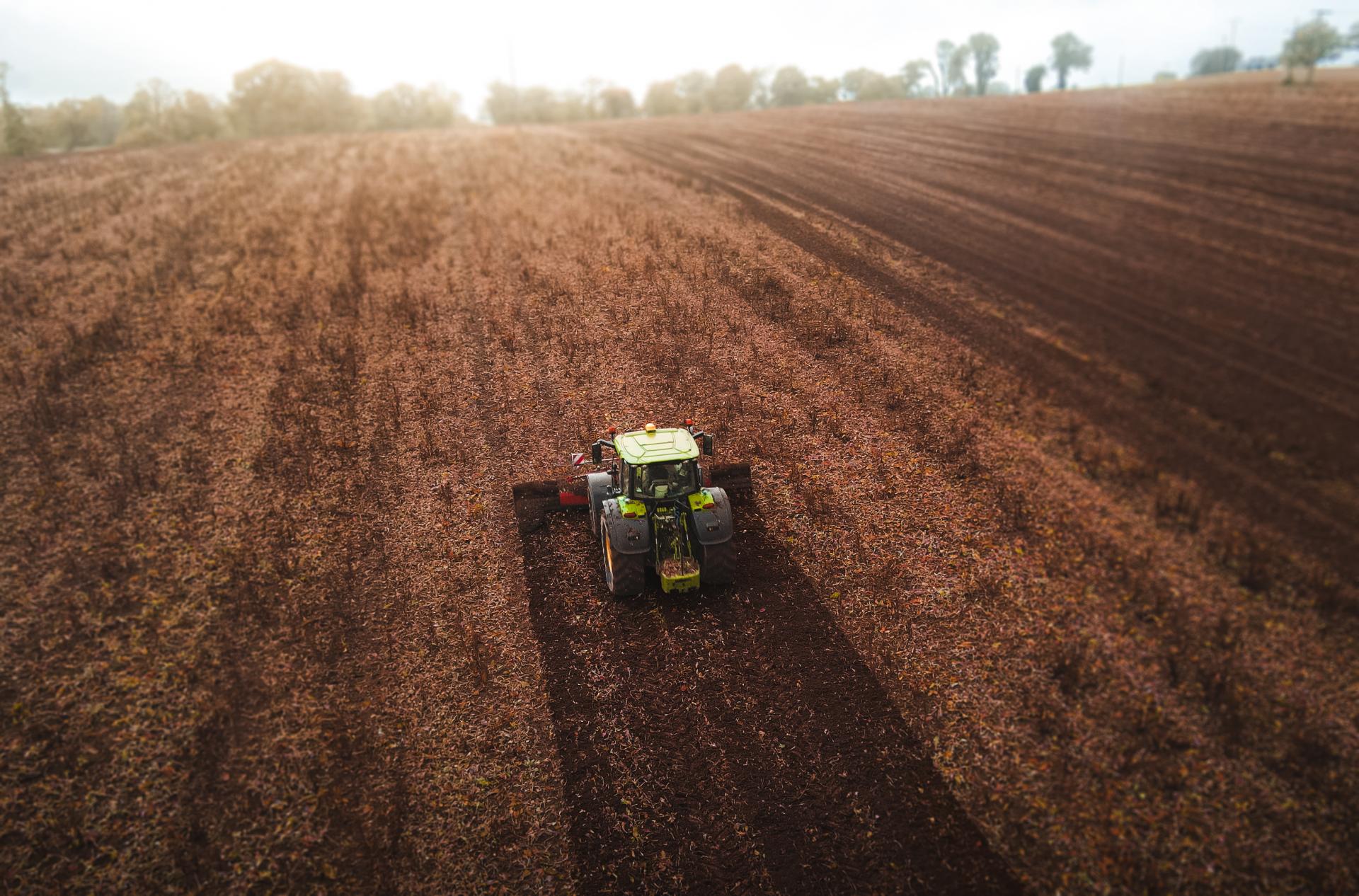 Vue a&eacute;rienne destruction de couvert v&eacute;g&eacute;tal par machine Quivogne