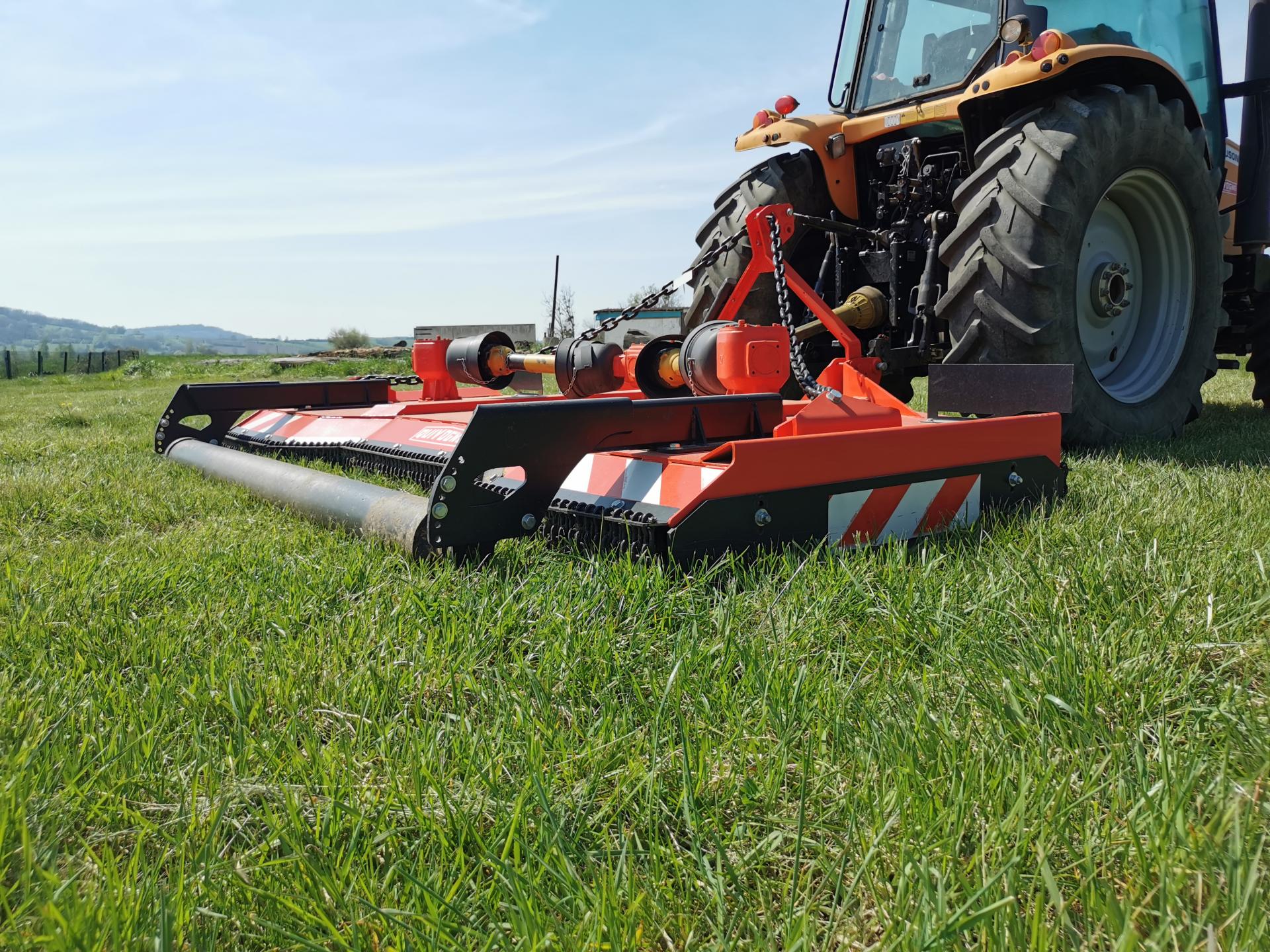 Rouleau destructeur Quivogne en action sur couvert v&eacute;g&eacute;tal