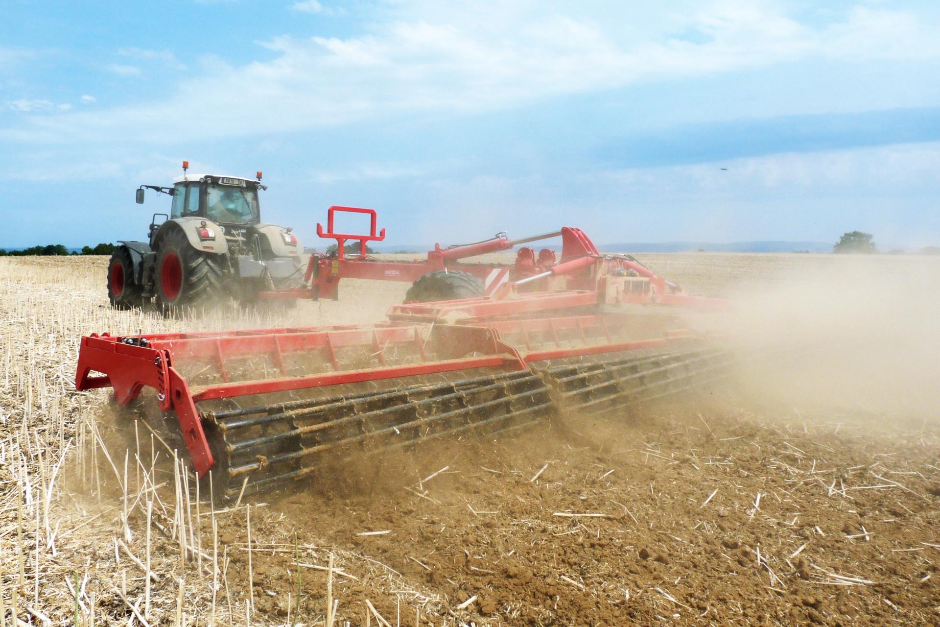 D&eacute;chaumeur &agrave; disques Quivogne en action apr&egrave;s moisson