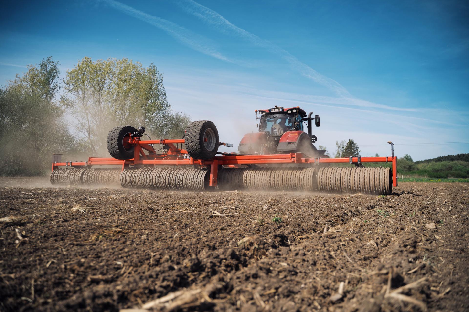 Rouleau ROLLMAX Quivogne de 10 m&egrave;tres tir&eacute; par un tracteur dans une parcelle