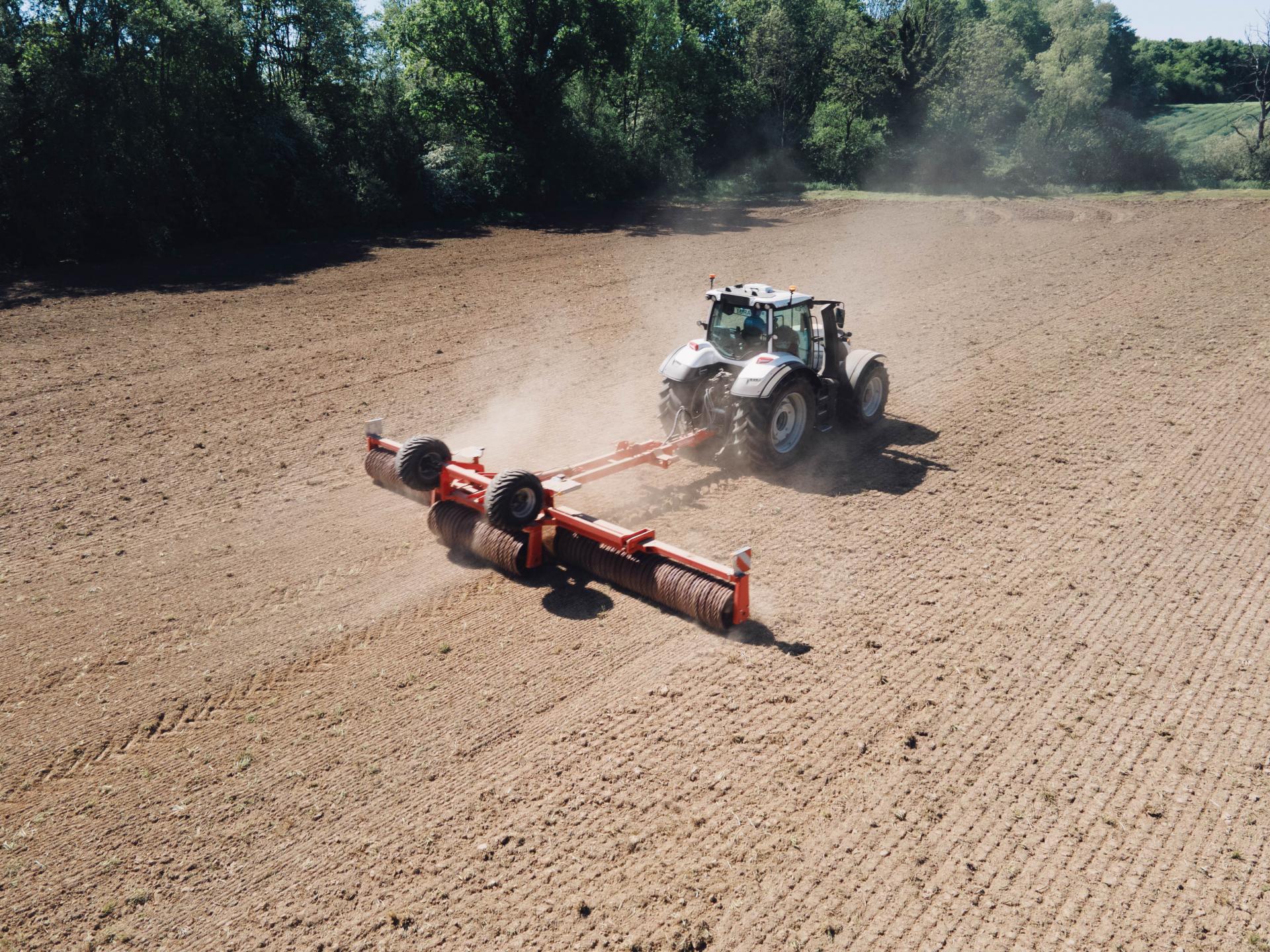Tracteur et rouleau ROLLMOT Quivogne de 8 m&egrave;tres en reprise sur une parcelle travaill&eacute;e